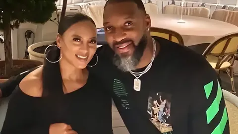 “铜梁龙年轻力壮勇攀高峰，足球报道赞其目标坚如磐石。”